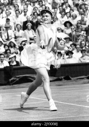 Sorgen Für Die Meisterschaft? - Die Australier Beryl Penrose, die sich heute (Freitag) auf ihren Kampf am Centre Court gegen die unheimliche und gefährliche Amerikanerin Louise Brough in den Frauen-Singles der Lawn Tennis Championships in Wimbledon, London, konzentriert, trägt einen leicht besorgten Ausdruck. 27. Juni 1952. (Foto von Reuter Photo). Stockfoto