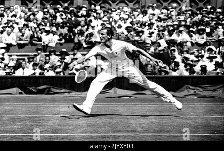 ***** Gewinnt Die Tennisturnier In Wimbledon ***** Engländer, Der 25 Jahre Lang Gewinnen Kann. F.J. Perry fotografierte in Aktion während seines Finalmatches gegen Jack Crawfors den Australien, den er in drei geraden Sätzen besiegte und damit zum ersten Mal seit 25 Jahren die Weltmeisterschaft der Welt für England gewann. 06. Juli 1934. (Foto von Keystone). Stockfoto