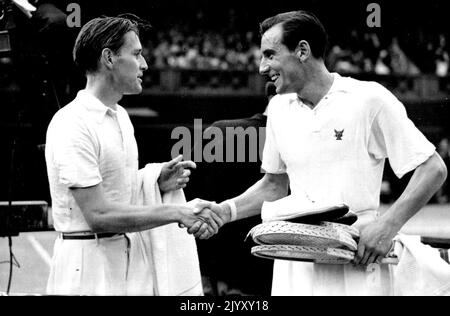 Perry Champion Still von Cramm (rechts) gratuliert F.J. Perry auf dem Platz nach seinem Sieg in Wimbledon heute am 5. Juli. F.J. Perry aus Großbritannien behielt heute, am 5. Juli, seine Rasentennismeisterschaft in Wimbledon bei, als er Baron Gottfried von Cramm (Deutschland) in drei geraden Sätzen im Finale der Männer-Singles besiegte. 19. August 1935. (Foto von Associated Press Photo). Stockfoto