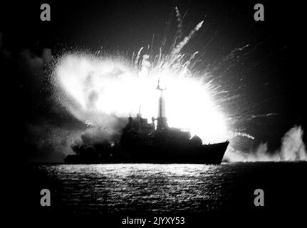 1982: Aktenfoto vom 1982. April von einer argentinischen Bombe, die an Bord der Königlichen Navy-Fregatte HMS Antelope explodierte und den Sprengstoffingenieur tötete, der während des Falklandkonflikts versuchte, sie zu entschärfen. Ausgabedatum: Donnerstag, 8. September 2022. Stockfoto