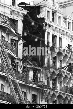 1984: Aktenfoto vom 1984. Oktober von den zertrümmerten oberen vier Etagen des Grand Hotel in Brighton, das von einer IRA-Bombe verwüstet wurde, bei der fünf Menschen während der Konferenz der Konservativen Partei 1984 ums Leben gekommen und 31 verletzt wurden. Ausgabedatum: Donnerstag, 8. September 2022. Stockfoto