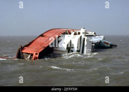 1987: Aktenfoto vom 1987. März der Townsend Thorensen Autofähre Herald of Free Enterprise, die auf dem Weg nach Dover in der Nähe des Eingangs zum Hafen von Zeebrugge, Belgien, kenterte. Ausgabedatum: Donnerstag, 8. September 2022. Stockfoto