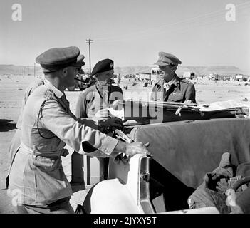 1942: Aktenfoto vom 1942. Oktober von General Bernard Montgomery (c), Kommandant der britischen Armee in Nordafrika während des Feldzuges in der westlichen Wüste, der sich vor der entscheidenden Schlacht von El Alamein mit Stabsoffizieren, darunter Generalleutnant Herbert Lumsden, X Corps (r), unterredeten. Ausgabedatum: Donnerstag, 8. September 2022. Stockfoto