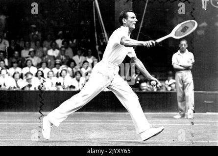 Alle England Lawn Tennis Championships In Wimbledon. F. J. Perry Champion im Spiel während seiner ***** K. Chartikavanij (Siam) im ***** Der Männer-Einzel-Meisterschaft. Fred Perry, ein ehemaliger Champion, der denkt, er hätte die modernen Netzruscher schlagen können. 27. Juli 1936. Stockfoto