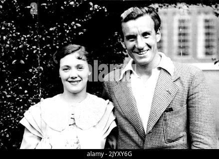 Fred Perrys Engagement beendete Fred Perry und Miss Mary Lawson (Foto 1934). Miss Mary Lawson, die Schauspielerin Verlobte von Fred Perry, dem Wimbledon Lawn Tennis Champion, gab heute bekannt, dass ihr Engagement abgebrochen wurde. 15. April 1935. (Foto von Topical Press). Stockfoto