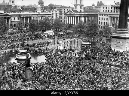 1945: Datei-Foto vom 1945. Mai von riesigen Menschenmengen auf dem Trafalgar Square, die den VE-Tag (Sieg in Europa) in London feiern, der das Ende des Zweiten Weltkriegs in Europa und die Niederlage Nazi-Deutschlands markiert. Ausgabedatum: Donnerstag, 8. September 2022. Stockfoto