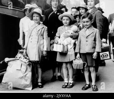 1939: Aktenfoto vom 1939. September von Londoner Evakuierten mit Gasmasken (in Papppaketen) und Gepäck, die während des Zweiten Weltkriegs aus der Hauptstadt in die anderen Gebiete des Landes evakuiert wurden. Ausgabedatum: Donnerstag, 8. September 2022. Stockfoto