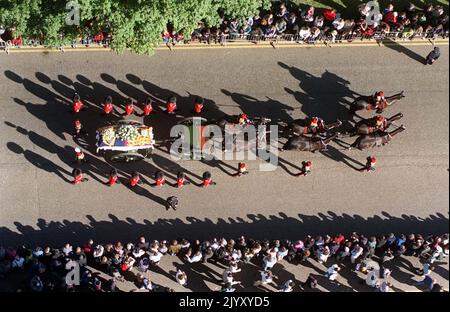 1997: Aktenfoto vom 1997. September des Sarges von Diana, Prinzessin von Wales, auf einem Gewehrwagen, flankiert von walisischen Wachleuten, während der Cortege seinen Weg vom Kensington Palace zur Westminster Abbey für den Trauerdienst macht. Ausgabedatum: Donnerstag, 8. September 2022. Stockfoto