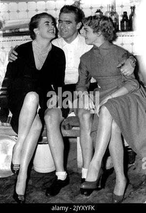 „Miss Hay-Loft“: Australier Sid Patterson ***** Ein Favorit in diesem Hotel, ***** Zwei der Vizemeister im ***** Rosita Lapson (links) und ***** . Erika schnell, 19-jährige Berliner Schönheit, wurde diese Woche beim sechstägigen Radrennen in Berlin zur Miss Hay-Loft gewählt. Der Titel geht, nicht an das Mädchen, das die Fahrer am meisten mögen ***** Im Heu, aber zur Schönheit ***** Reihen des sportpalastes, die ***** Wie das Hay-Loft. Die australische Radfahrerin Sid Patterson sympathisiert mit den deutschen Mädchen Ulla Lapson (links) und Ruth Kraus nach ihrer Niederlage für den Titel 'Miss Hayloft' auf der Berliner Sportpala Stockfoto