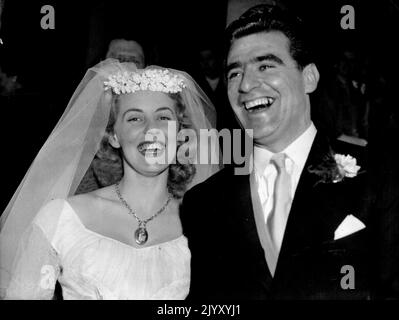 Champion Cyclist Weds: Weltmeister der Sprint-Cyclist Sidney Patterson aus Sydney, Australien, gesehen mit seiner Braut, der ehemaligen Miss Jo-Ellen Ann Davis nach ihrer Ostersonntagshochzeit in St. Mary-Le-Strand, London. 10. April 1955. (Foto von Associated Press Photo). Stockfoto