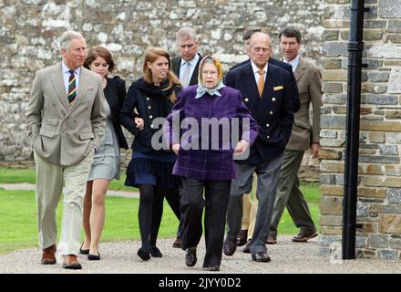 Königin Elizabeth II. (Vorne in der Mitte), begleitet von Prinz von Wales (links), Herzog von Edinburgh (rechts), Prinzessin Eugenie (hinten links), Prinzessin Beatrice (hinten in der Mitte), ihrem Vater, dem Herzog von York (hinten in der Mitte) und dem Ehemann von Prinzessin Royal, Vizeadmiral Timothy Laurence (hinten ganz rechts) Im Castle of Mey nach dem Aussteigen des Bootes der Hebriden Princess nach einem privaten Familienurlaub mit Königin Elizabeth II. Auf den westlichen schottischen Inseln. Schottland war über die Jahrzehnte ein besonderer Ort für die Königin, sowohl für Feiertage als auch für königliche Pflichten. Sie verbrachte einen Teil ihrer Flitterwochen im Birkhall on the Stockfoto