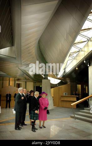 Aktenfoto vom 9/10/2004 von Queen Elizabeth II., das während einer Zeremonie zur offiziellen Eröffnung um das neue schottische Parlamentsgebäude in Holyrood, Edinburgh, vom Präsidialbeamten George Reid gezeigt wurde. Schottland war über die Jahrzehnte ein besonderer Ort für die Königin, sowohl für Feiertage als auch für königliche Pflichten. Sie verbrachte einen Teil ihrer Flitterwochen in Birkhall auf dem ländlichen Balmoral-Anwesen in Aberdeenshire, und das Anwesen war ihr bevorzugter Wohnsitz in Schottland. Ausgabedatum: Donnerstag, 8. September 2022. Stockfoto