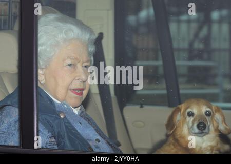Aktenfoto vom 19/3/2020 von Queen Elizabeth II., die den Buckingham Palace, London, verließ, mit einem Hund, der in ihrem Auto fuhr, als sie nach Windsor Castle ging, um sich inmitten der Coronavirus-Pandemie sozial zu distanzieren. Während ihrer Herrschaft besaß die Königin mehr als 30 Corgis, von denen viele direkte Nachkommen von Susan waren, die ihr 1944 als Geschenk zum 18.. Geburtstag von ihren Eltern geschenkt wurde und so geliebt wurde, dass sie Prinzessin Elizabeth auf ihren Flitterwochen begleitete. Ausgabedatum: Donnerstag, 8. September 2022. Stockfoto