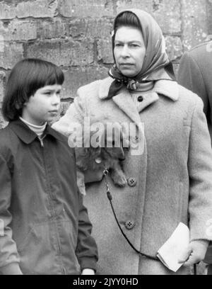 Aktenfoto vom 11/4/1976 von Königin Elizabeth II., die einen Dackel unter ihrem Arm hält, während sie die Veterinäruntersuchung am letzten Tag der Badminton-Pferdeversuche beobachtet. Mit ihr ist Lady Sarah Armstrong-Jones, 11, Tochter von Prinzessin Margaret. Während ihrer Herrschaft besaß die Königin mehr als 30 Corgis, von denen viele direkte Nachkommen von Susan waren, die ihr 1944 als Geschenk zum 18.. Geburtstag von ihren Eltern geschenkt wurde und so geliebt wurde, dass sie Prinzessin Elizabeth auf ihren Flitterwochen begleitete. Ausgabedatum: Donnerstag, 8. September 2022. Stockfoto