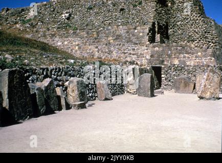 Stehende Figuren der 'Los Danzantes' eine Sammlung von mehr als 300 Reliefs auf dem Monte Alban. Monte Alban ist eine große präkolumbianische archäologische Stätte in der Gemeinde Santa Cruz Xoxocotlan im südlichen mexikanischen Bundesstaat Oaxaca. Monte Alban ist nicht nur eine der frühesten Städte Mesoamerikas, sondern auch eine der wichtigsten wirtschaftlichen und sozio-politischen Zentren Zapotecs seit fast tausend Jahren. Gegründet gegen Ende der mittleren Formationsperiode um 500 v. Chr. Ein Merkmal des Monte Alban ist die große Anzahl von geschnitzten Steinmonumenten One Enco Stockfoto