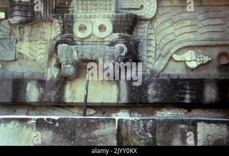 Maske aus Tlaloc, Teil eines gemeißelten Frieses am Tempel der Gefiederten Schlange, Pyramide, Teotihuacan, einer präkolumbianischen Stätte in Zentralmexiko. Die Pyramide hat ihren Namen von Darstellungen der mesoamerikanischen 'gefiederten Schlange'-Gottheit, die ihre Seiten bedeckte. Die Struktur ist auch bekannt als der Tempel von Quetzalcoatl, und die Feathered Serpent Pyramide. Die Struktur, sind auf zwischen 150 und 200 CE datiert. Tlaloc war ein Mitglied des Pantheons der Götter in der aztekischen Religion. Stockfoto