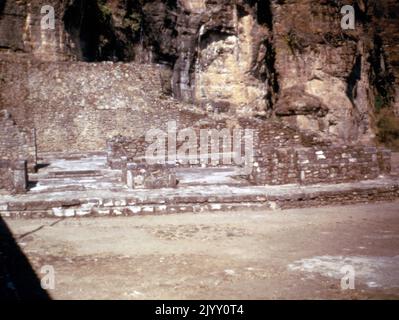 Klippenwohnungen in Malinalco, südlich der Stadt Toluca in Mexiko. Die Azteken eroberten das Gebiet im Jahr 1470s und errichteten hier ein Heiligtum für ihre militärische Elite, die Adler- und Jaguar-Krieger. Der Komplex wurde auf dem Cerro de los Idolos (Hügel der Idole) über einem älteren zeremoniellen Ort errichtet. Die Hauptattraktion dieser archäologischen Stätte ist das Cuauhcalli oder das Haus der Adler, das ein Gebäude ist, das aus der Seite des Berges geschnitzt wurde. Das Gebiet zeigt Einflüsse aus der Teotihuacan-Kultur, den Tolteken, Matlatzincas und Azteken Stockfoto