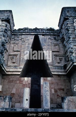 Der Gouverneurspalast in Uxmal hat die längsten Fassaden im präkolumbianischen Mesoamerika. Von einer kleinen Plattform mit einem steinernen Thron mit zwei jaguar-Köpfen aus wäre dieses Gebäude als astronomisches Observatorium für die Beobachtung von Venusschauplätze genutzt worden. Uxmal, eine alte Maya-Stadt der klassischen Zeit im heutigen Mexiko. Gilt als eine der wichtigsten archäologischen Stätten der Maya-Kultur. Das Gebäude ist typisch für den Puuc-Stil, mit glatten niedrigen Wänden, die auf verzierten Friesen öffnen. Der größte Teil des Großbaues der Stadt fand statt, während Uxmal die Hauptstadt eines späten klassischen Maya-Staates war Stockfoto