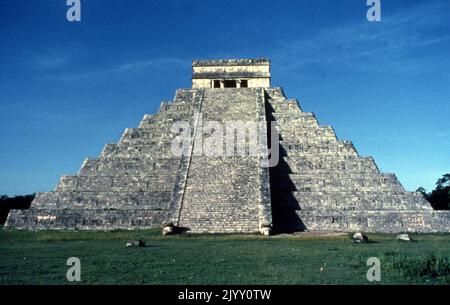 El Castillo (die Burg), auch bekannt als der Tempel von Kukulcan, Mesoamerikanische Stufenpyramide, Chichen Itza archäologische Stätte im mexikanischen Bundesstaat Yucatan. El Castillo wurde von der präkolumbianischen Maya-Zivilisation zwischen dem 9.. Und 12.. Jahrhundert n. Chr. erbaut und diente dem gott Kukulcan, der Yucatec Maya Feathered Serpent Gottheit, als Tempel. Stockfoto