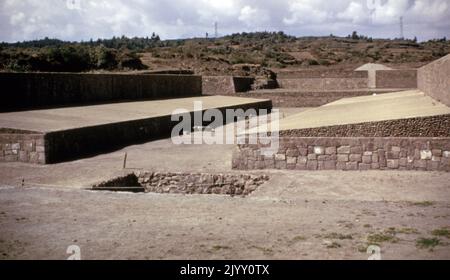 Höchster Ball Court in Mexiko bei Toluca teotenango. Dieser aztekische Ballplatz liegt im Tal von Toluca, das in der Antike als Matlatzinco-Tal bekannt war. In der Zeit nach der klassischen Ära wurde das Tal von einer großen mächtigen Hauptstadt regiert, deren Ruinen sich heute im Dorf Calixtlahuaca, nördlich der Stadt Toluca, befinden. 1478 eroberte der mexikanische Kaiser Axayacatl das Toluca-Tal. Stockfoto