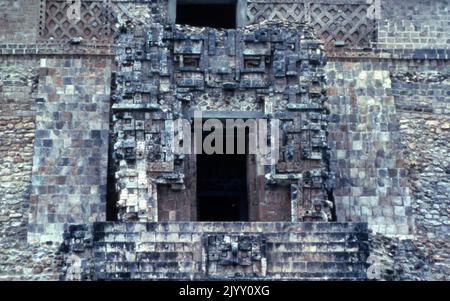 Der Tempel der Inschriften, die größte mesoamerikanische Stufenpyramidenstruktur, an der präkolumbianischen Maya-Zivilisationsstätte von Palenque Stockfoto
