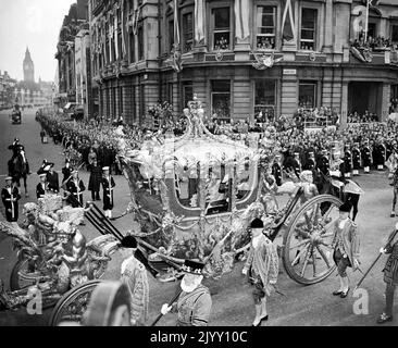 Datei-Foto vom 2/6/1953 von Queen Elizabeth II, die mit dem Herzog von Edinburgh im State Coach durch den Trafalgar Square auf dem Weg vom Buckingham Palace zur Westminster Abbey zur Krönung fuhr. Die Krönung der Königin, reich an religiöser Bedeutung, war ein moralischer Auftrieb für eine Nation, die vom Krieg an Prunk gehungert wurde, und einen Tag lang verbannten Straßenparties die Härte der Rationierung und des Mangels, und selbst grauenhaftes, nicht saisonales Wetter dämpfte den Enthusiasmus nicht. Ausgabedatum: Donnerstag, 8. September 2022. Stockfoto