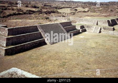 Teotihuacan, Mesoamerikanische Stadt, Mexiko, war der Ort vieler der architektonisch bedeutendsten mesoamerikanischen Pyramiden, die im präkolumbianischen Amerika gebaut wurden. Die Stadt wird angenommen, um 100 v. Chr. gegründet worden zu sein, mit wichtigen Denkmälern kontinuierlich im Bau bis etwa 250 n. Chr.. Die Stadt kann bis irgendwann zwischen dem 7.. Und 8.. Jahrhundert n. Chr. gedauert haben, aber seine wichtigsten Denkmäler wurden geplündert und systematisch um 550 n. Chr. verbrannt. Teotihuacan begann als neues religiöses Zentrum im mexikanischen Hochland um das erste Jahrhundert nach Christus. Die größte Pyramide, die Pyramide der Sonne, war compl Stockfoto