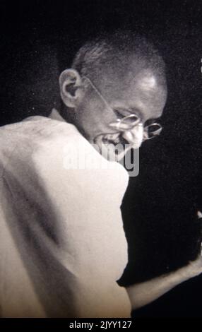 Mahatma Gandhi um 1945. Mohandas Karamchand Gandhi (2. Oktober 1869 - 30. Januar 1948). Der prominenteste politische und ideologische Führer Indiens während der indischen Unabhängigkeitsbewegung. Er wurde 1948 ermordet. Stockfoto