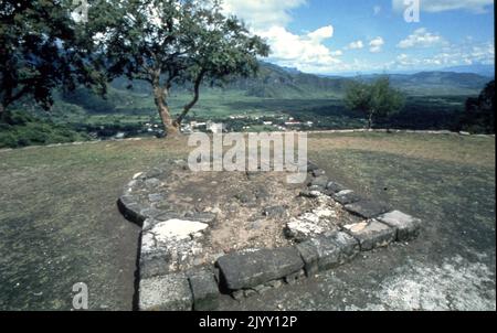 Überreste von Altären in Malinalco, südlich der Stadt Toluca in Mexiko. Die Azteken eroberten das Gebiet im Jahr 1470s und errichteten hier ein Heiligtum für ihre militärische Elite, die Adler- und Jaguar-Krieger. Der Komplex wurde auf dem Cerro de los Idolos (Hügel der Idole) über einem älteren zeremoniellen Ort errichtet. Die Hauptattraktion dieser archäologischen Stätte ist das Cuauhcalli oder das Haus der Adler, das ein Gebäude ist, das aus der Seite des Berges geschnitzt wurde. Das Gebiet zeigt Einflüsse aus der Teotihuacan-Kultur, den Tolteken, Matlatzincas und Azteken Stockfoto