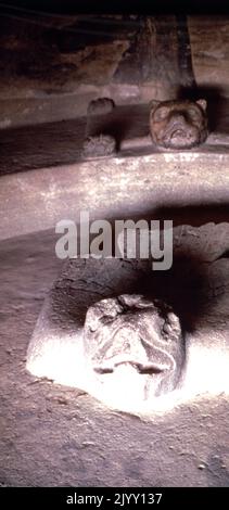 Relief aus dem Tempel in Malinalco, Mexiko. Die Azteken eroberten das Gebiet im Jahr 1470s und errichteten hier ein Heiligtum für ihre militärische Elite, die Adler- und Jaguar-Krieger. Der Komplex wurde auf dem Cerro de los Idolos (Hügel der Idole) über einem älteren zeremoniellen Ort errichtet. Stockfoto