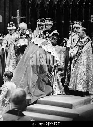 Datei-Foto vom 2/6/1953 vom Herzog von Edinburgh, der der Königin während ihrer Krönung in der Westminster Abbey huldigte die an religiöser Bedeutung reiche Krönung der Königin war ein moralisches Auftrieb für eine Nation, die vom Krieg an Prunk gehungert wurde, Und einen Tag lang verbannten Straßenfeste die Härte der Rationierung und des Mangels, und selbst grauenhaftes, unsaisonales Wetter dämpfte den Enthusiasmus nicht. Ausgabedatum: Donnerstag, 8. September 2022. Stockfoto