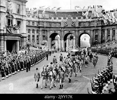 Datei-Foto vom 2/6/1953 des Royal State Coach mit Queen Elizabeth II und dem Herzog von Edinburgh am Admiralty Arch auf dem Weg nach Westminster zur Krönung der Königin vorbei. Die Krönung der Königin, reich an religiöser Bedeutung, war ein moralischer Auftrieb für eine Nation, die durch den Krieg an Prunk gehungert wurde - und einen Tag lang verbannten Straßenfeste die Härte der Rationierung und des Mangels, und selbst grauenhaftes, nicht saisonales Wetter dämpfte den Enthusiasmus nicht. Ausgabedatum: Donnerstag, 8. September 2022. Stockfoto