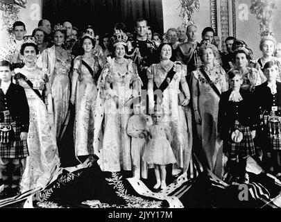 Datei-Foto vom 2/6/1953 von Queen Elizabeth II und dem Herzog von Edinburgh mit Sohn Prinz Charles und Tochter Prinzessin Anne und anderen Mitgliedern der königlichen Familie und Gästen im Buckingham Palace nach der Krönungszeremonie in Westminster Abbey. Die Krönung der Königin, reich an religiöser Bedeutung, war ein moralischer Auftrieb für eine Nation, die vom Krieg an Prunk gehungert wurde, und einen Tag lang verbannten Straßenparties die Härte der Rationierung und des Mangels, und selbst grauenhaftes, nicht saisonales Wetter dämpfte den Enthusiasmus nicht. Ausgabedatum: Donnerstag, 8. September 2022. Stockfoto