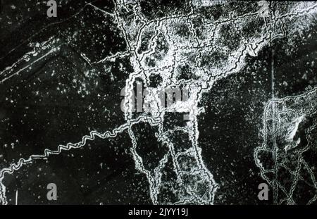 Luftaufklärungsfoto der gegnerischen Schützengräben und des Niemandslandes zwischen Loos und Hulluch in Artois, Frankreich, aufgenommen um 7,15 Uhr, 22. Juli 1917. Die deutschen Schützengräben befinden sich rechts und unten, die britischen Schützengräben oben links. Die vertikale Linie links von der Mitte zeigt den Verlauf einer Straße oder eines Weges aus der Vorkriegszeit an. Der Ort ist Hill 70, der zwischen dem 15. Und 25. August 1917 vom kanadischen Korps angegriffen und eingenommen wurde. Erster Weltkrieg 1919 Stockfoto