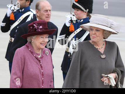 Aktenfoto vom 5/2/2007 von Königin Elisabeth II. (Links) und Königin Beatrix der Niederlande - die 2013 abdankte - auf dem niederländischen Flughafen Rotterdam. Die Königin versprach im Alter von 21 Jahren, ihr ganzes Leben lang als Monarch zu dienen. Ausgabedatum: Donnerstag, 8. September 2022. Stockfoto