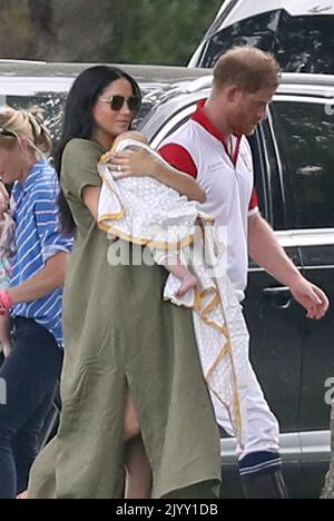 Datei-Foto vom 10/7/2019 von The Duke and Duchess of Sussex mit ihrem Sohn Archie beim King Power Royal Charity Polo Day im Billingbear Polo Club, Wokingham, Berkshire. Der Herzog und die Herzogin von Sussex's Sohn, Archie Mountbatten-Windsor, ist jetzt technisch gesehen ein Prinz - ein Titel, den Meghan kontrovers behauptete, ihm wegen seiner Rasse zuvor verweigert worden zu sein. Seine jüngere Schwester, Lilibet 'Lili' Mountbatten-Windsor, hat auch das Recht, nach dem Tod der Königin eine Prinzessin zu sein und mit ihrem Großvater, dem Prinzen von Wales, König zu werden. Ausgabedatum: Donnerstag, 8. September 2022. Stockfoto