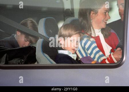 Aktenfoto vom 26/10/93 von Prinz William (links) und Harry, die aus Aberdeen mit dem königlichen Kindermädchen Tiggy Legge-Bourke in Heathrow ankommen. Der Herzog und die Herzogin von Sussex's Sohn, Archie Mountbatten-Windsor, ist jetzt technisch gesehen ein Prinz - ein Titel, den Meghan kontrovers behauptete, ihm wegen seiner Rasse zuvor verweigert worden zu sein. Wenn Harry und Meghan entscheiden, dass Archie und Lili als Prinz und Prinzessin bekannt sein werden, steht dies im direkten Gegensatz zu Harry, der immer über die Last eines Titels gesprochen hat. Er betonte wiederholt die Wichtigkeit, als normal angesehen zu werden und gestand Stockfoto