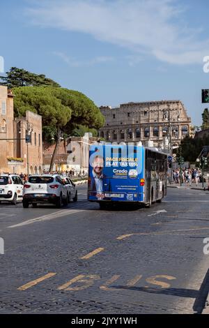 Parlamentswahlen in Italien am 25. September 2022. Matteo Salvini Anführer der Lega (Liga) Partei, Plakat auf einem Bus mit öffentlichen Verkehrsmitteln. Rom, Italien Stockfoto