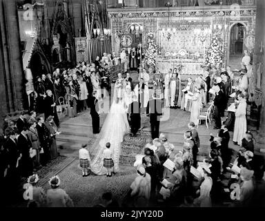 Aktenfoto vom 20/11/1947 der Szene an der Altartreppe während der königlichen Hochzeitszeremonie in Westminster Abbey. Der König steht links von der Braut; rechts vom Bräutigam ist der Groomsman, die Marques of Milford Haven. Der Zug der Braut wird von zwei Seiten T.R.H Prinz William von Gloucester und Prinz Michael von Kent gehalten. Das königliche Paar war das Country???'s Prince Charming and Fairy Princess und ihre Hochzeit in Westminster Abbey eroberte die öffentliche Phantasie in den strengen Nachkriegszeiten als erste große staatliche Gelegenheit in den Nachkriegsjahren und eine Ablenkung von den Nöten Stockfoto