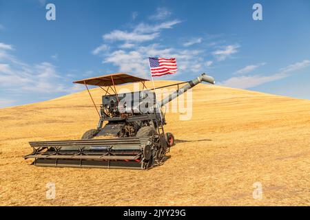 USA, Washington State, Whitman County. Palouse. Dreschmaschinen zur Weizenernte. Stockfoto