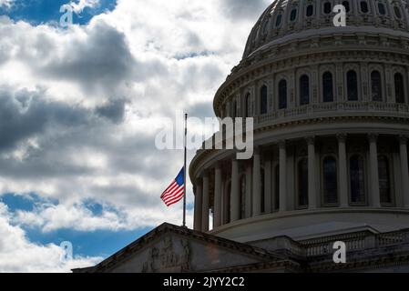 Washington, Vereinigte Staaten Von Amerika. 08. September 2022. Die US-Flagge fliegt auf Halb-Staff im US-Kapitol, um den Tod von Königin Elizabeth II. In Washington, DC, am Donnerstag, den 8. September, zu beobachten. 2022. Großbritanniens am längsten regierende Monarchin, Königin Elizabeth II., starb heute im Alter von 96 Jahren. Quelle: Rod Lampey/CNP/Sipa USA Quelle: SIPA USA/Alamy Live News Stockfoto