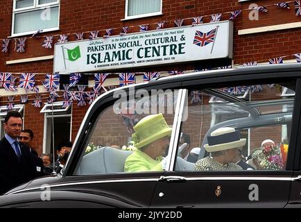Aktenfoto vom 31/7/2002 von Königin Elizabeth II., die den Massen winkte, nachdem sie während ihres Besuchs in einer Moschee in Scunthorpe, im Norden von Lincolnshire, Geschenke erhalten hatte. Ausgabedatum: Donnerstag, 8. September 2022. Stockfoto
