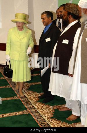 Aktenfoto vom 31/7/2002 von Königin Elizabeth II. Beim Betreten des Gebetsraums während eines Besuchs im Islamischen Zentrum in Scunthorpe, nachdem sie ihre Schuhe ausgezogen hatte. Es war das erste Mal, dass die Königin eine Moschee in Großbritannien besucht hatte. Ausgabedatum: Donnerstag, 8. September 2022. Stockfoto