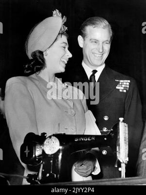 Datei-Foto vom 31/10/1947 von Prinzessin Elizabeth und Leutnant Philip Mountbatten, RN, die sich in Clydebank zum Start des Liners 'RMS Caronia' aufhielten und am Rathaus anhielten, um das Hochzeitsgeschenk der Stadt zu erhalten - eine elektrische Nähmaschine. Die Romanze von Prinz Philip von Griechenland und Prinzessin Elizabeth entstand aus einer Sommerbegegnung am Royal Naval College in Dartmouth im Jahr 1939. Philip, der erst 18 Jahre alt war, wurde der 13-jährigen Elizabeth im Haus des Kapitäns der Hochschule, später Admiral Sir Frederick Dalrymple-Hamilton, vorgestellt. Ausgabedatum: Donnerstag Septe Stockfoto