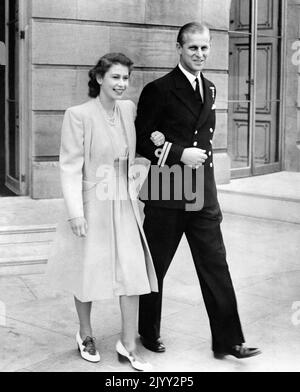 Datei-Foto vom 10/7/1947 von Prinzessin Elizabeth und Leutnant Philip Mountbatten im Buckingham Palace nach der Ankündigung ihrer Verlobung. Die Romanze von Prinz Philip von Griechenland und Prinzessin Elizabeth entstand aus einer Sommerbegegnung am Royal Naval College in Dartmouth im Jahr 1939. Philip, der erst 18 Jahre alt war, wurde der 13-jährigen Elizabeth im Haus des Kapitäns der Hochschule, später Admiral Sir Frederick Dalrymple-Hamilton, vorgestellt. Ausgabedatum: Donnerstag, 8. September 2022. Stockfoto