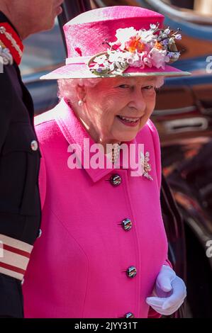 London, Großbritannien. 8. September 2022. DATEI FOTO Queen Elizabeth II, Großbritanniens längste regierende Monarchin, ist im Alter von 96 Jahren gestorben. Das am 20. April 2016 aufgenommene Foto zeigt den Besuch der Queen im Royal Mail Windsor Lieferbüro in der William Street in Windsor. Der Besuch fand in der Woche des 90.. Geburtstages der Königin statt und markierte den 500.. Jahrestag der Postdienste. Kredit: Stephen Chung / Alamy Live Nachrichten Stockfoto