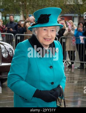 London, Großbritannien. 8. September 2022. DATEI FOTO Queen Elizabeth II, Großbritanniens längste regierende Monarchin, ist im Alter von 96 Jahren gestorben. Das am 9. November 2016 aufgenommene Foto zeigt die Königin bei ihrer Ankunft, um die neuen Labors des Francis Crick Institute in St. Pancras offiziell zu eröffnen. Kredit: Stephen Chung / Alamy Live Nachrichten Stockfoto