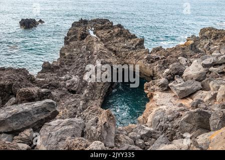 Basaltfelsen im Ozean. Vulkanische Struktur der felsigen Küste Stockfoto