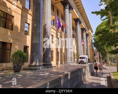 Tiflis, Georgien - 07 23 2022: Das Biltmore Hotel Tiflis Gebäude auf Shota Rustaveli Avenue mit gepanzerten Van der Einzäunung Division unter der Stockfoto