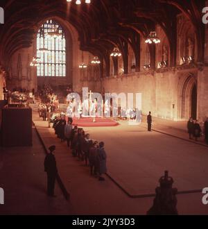 Aktenfoto vom 27/1/1965 von Mitgliedern der öffentlichen Einreichung über die Westminster Hall, London, um ihre Ehrungen gegen den im Staat liegenden Sir Winston Churchill zu zahlen. Ausgabedatum: Donnerstag, 8. September 2022. Stockfoto